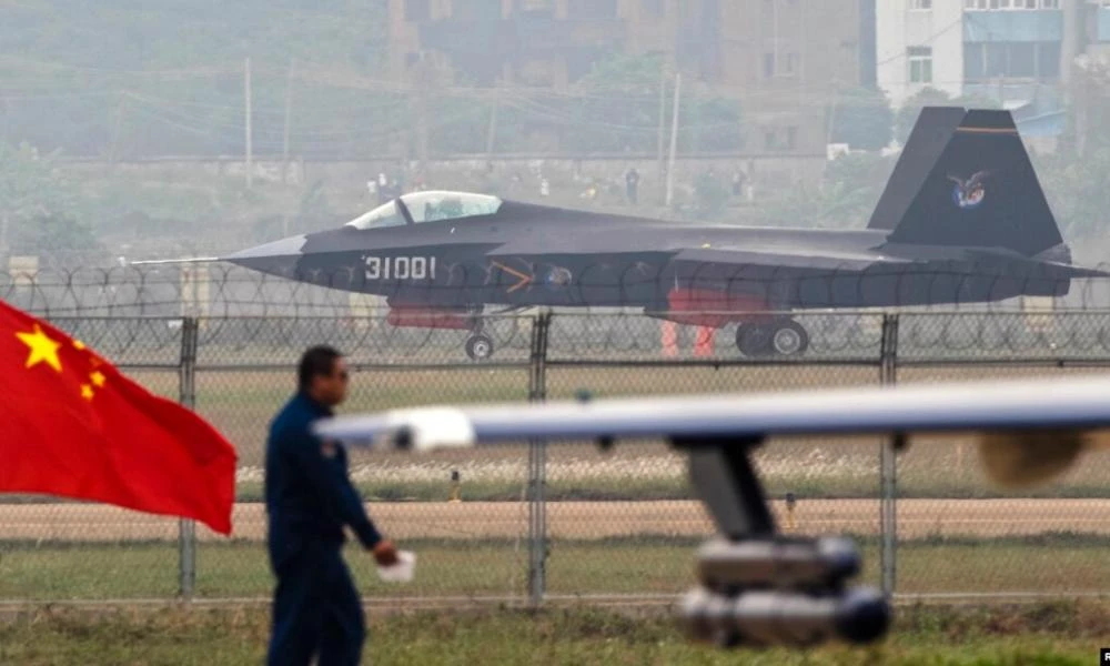 Το κινεζικό μαχητικό 5ης γενιάς J-31B Gyrfalcon κάνει το ντεμπούτο του με προηγμένη τεχνολογία